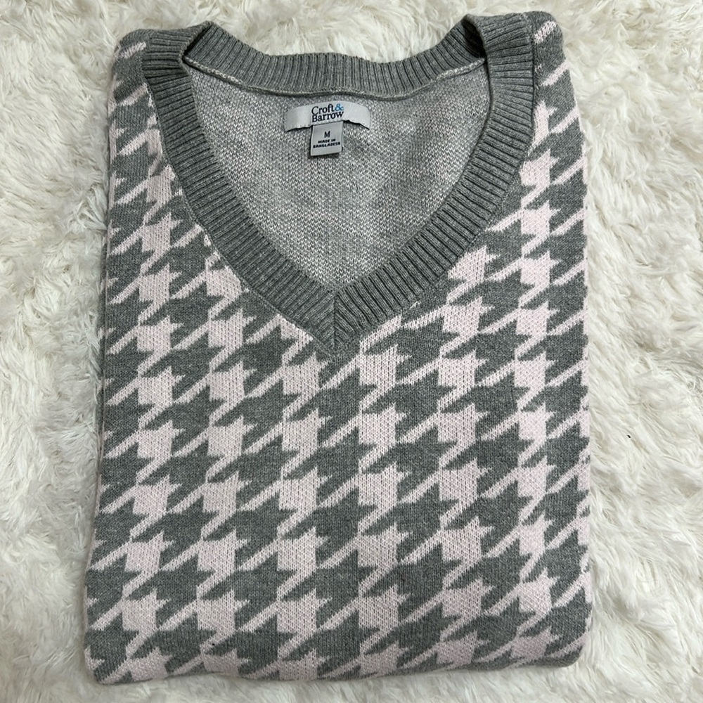 Croft and Barrow grey and light pink houndstooth sweater